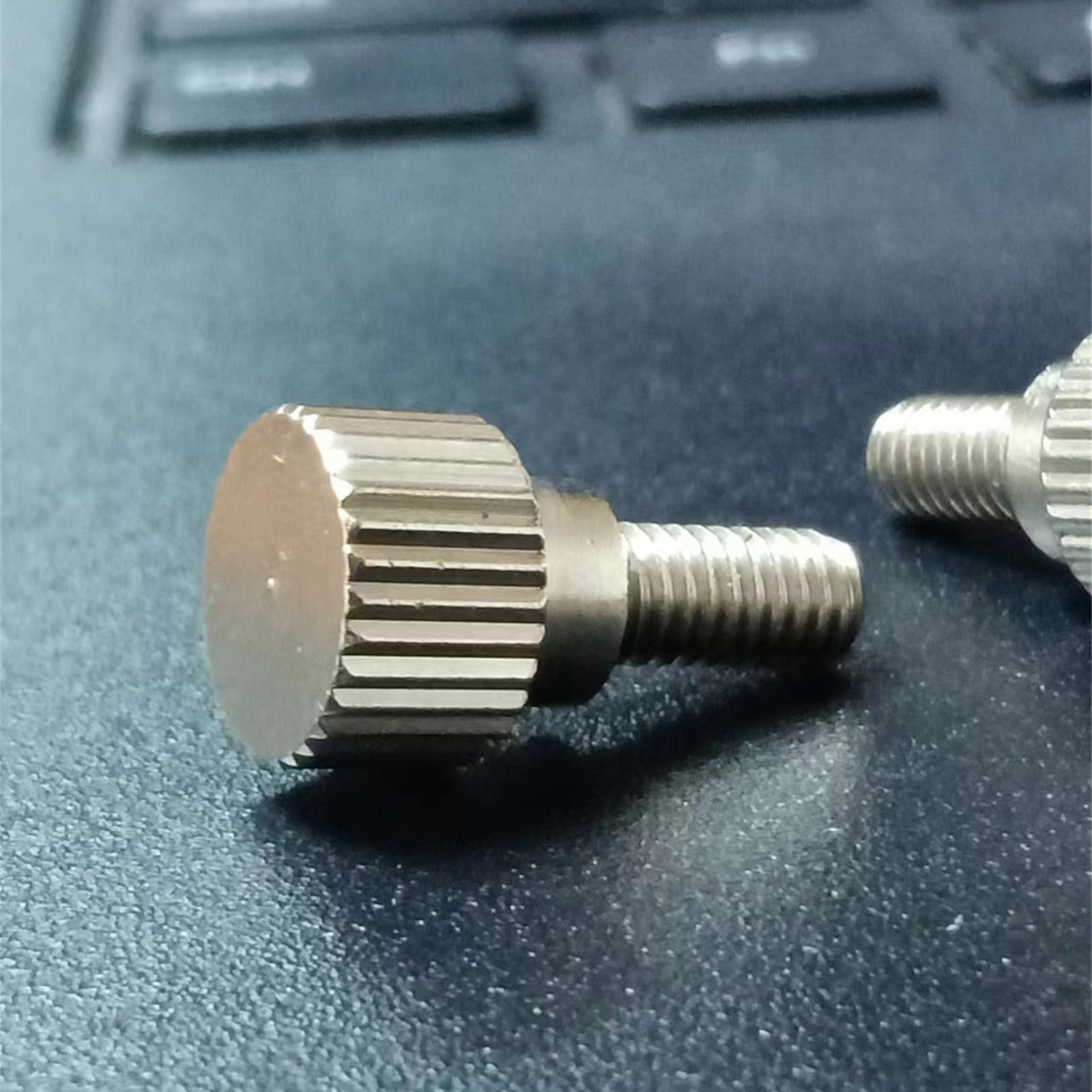 傲扬全金属手拧螺丝